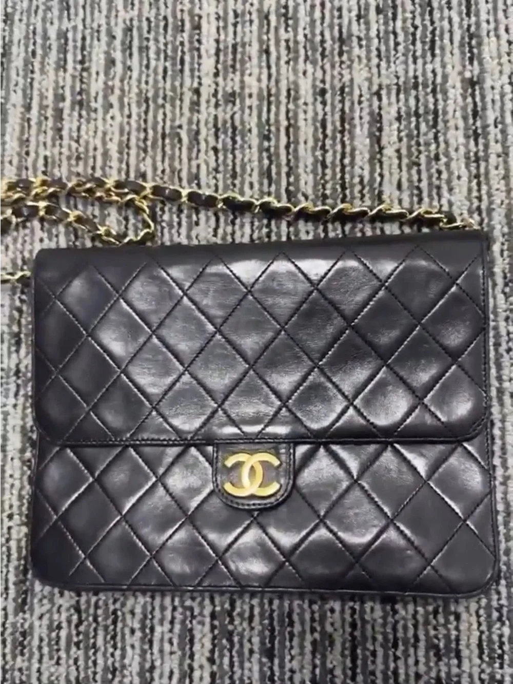 CHANEL Black Quilted Shoulder Bag with Gold Chain